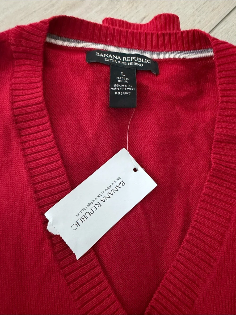 Banana Republic Men’s Red Merino V-Neck Sweater. W tags